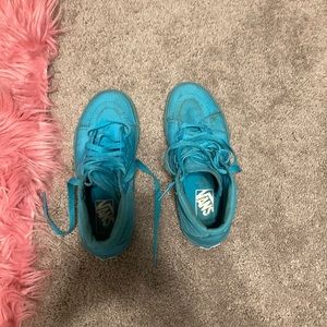 They are vans 5.5 in women and 4.0 in men they are used and they are comfortable